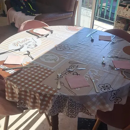 Alojamento de Acomodação e Pequeno-almoço Proches Circuit 24h à La Maison Du Bonheur